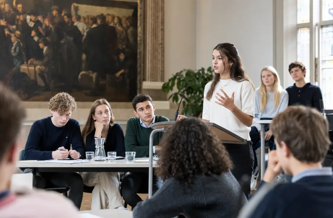 Leerlingen oefenen met discussiëren tijdens lokale debatwedstrijd