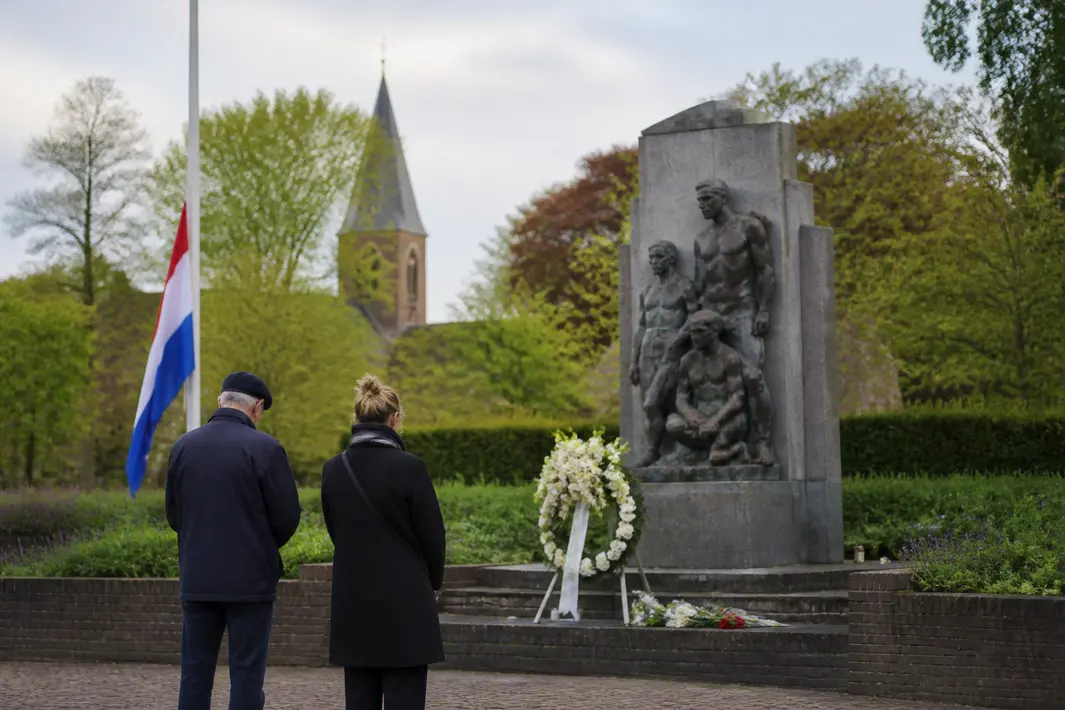 Leusden herdenkt slachtoffers Tweede Wereldoorlog bij verzetsmonument