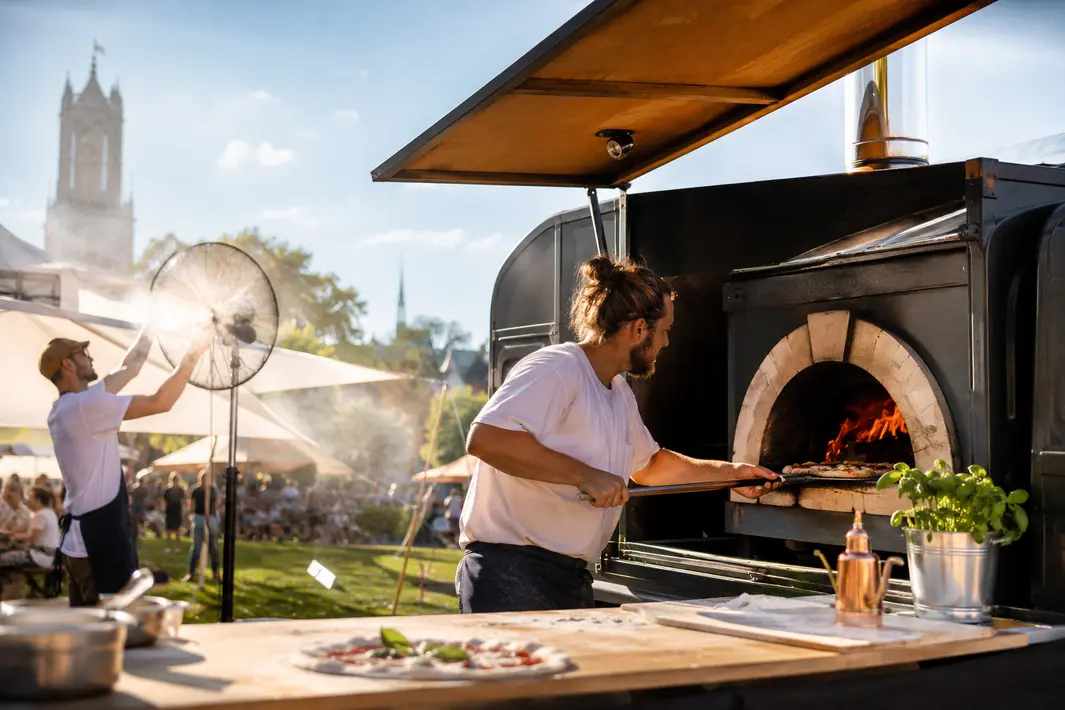 Pizzabakkers bereiden zich voor op warme omstandigheden tijdens foodtruckfestival in Amersfoort