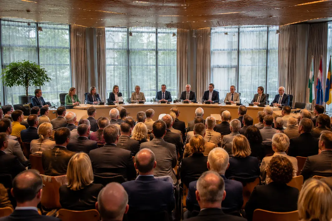 Nieuwe coalitie gepresenteerd in drukbezochte raadzaal Leusden