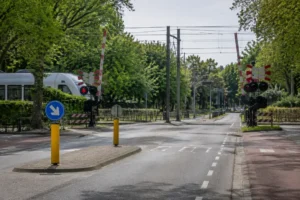 Veiliger maken van spooroverweg Barchman Wuytierslaan door verkeersmaatregelen mogelijk