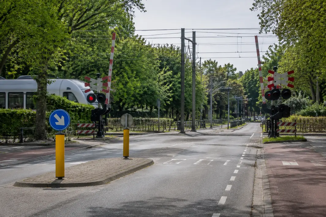 Veiliger maken van spooroverweg Barchman Wuytierslaan door verkeersmaatregelen mogelijk